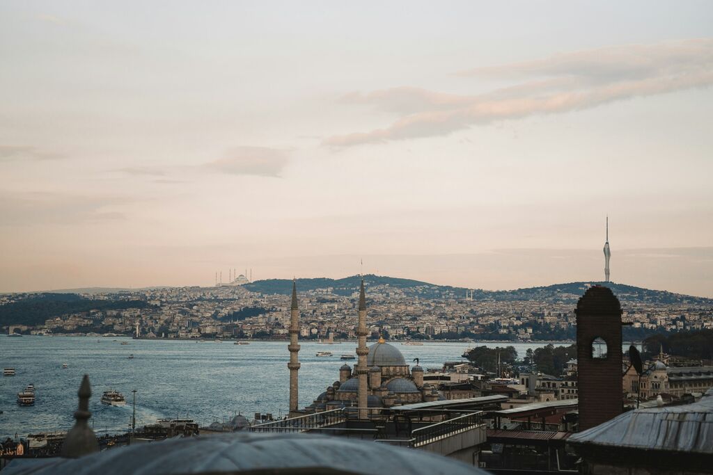 Gün batımında Boğaz ve İstanbul silueti